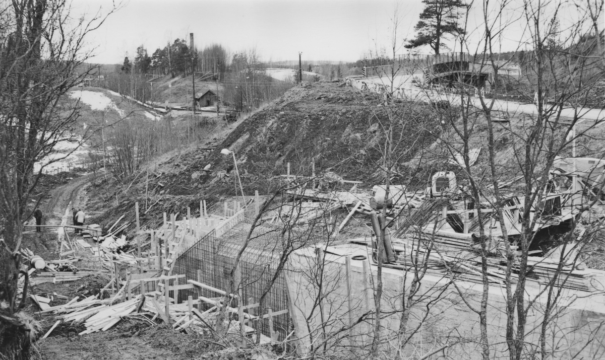 Støping av Tønsberg tunnel (kulvert) pågår. Tunnelen (kulverten) ble bygget i forbindelse med utretting av riksvegen.