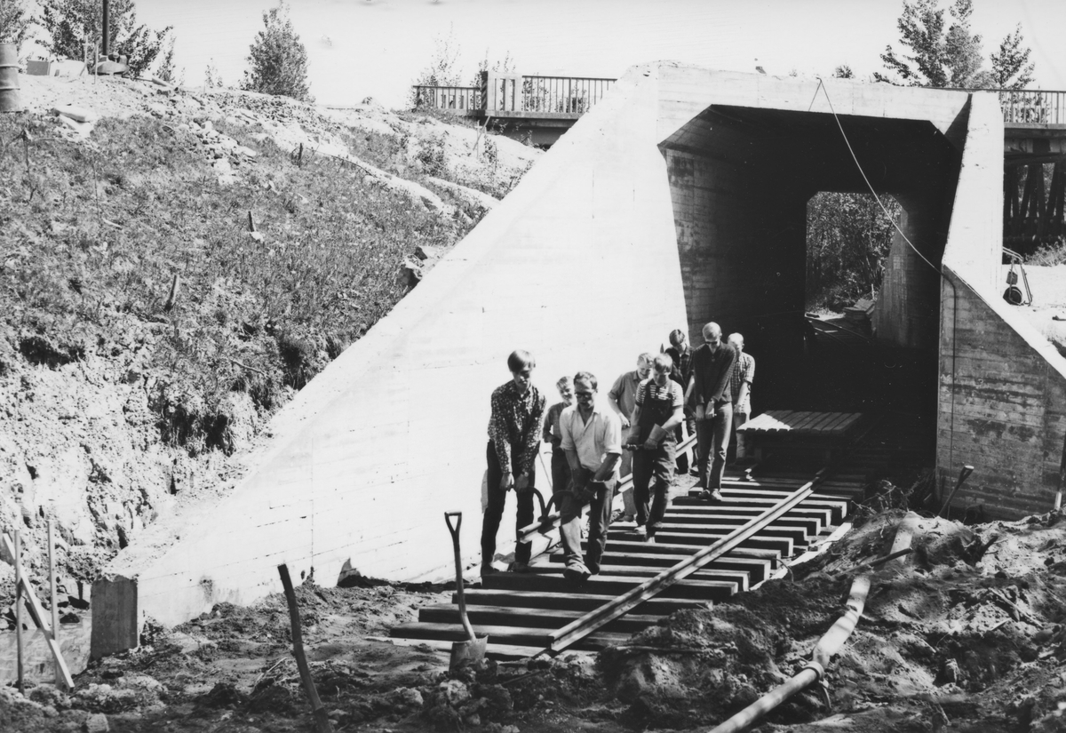 Tønsberg tunnel (kulvert) er ferdig støpt og sporleggingen gjennom tunnelen pågår.