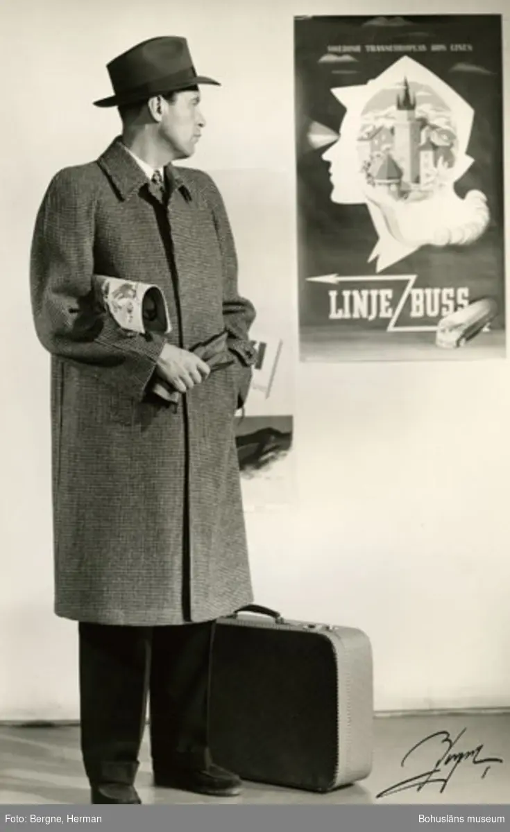 Mannekäng klädd i en smårutig överrock med dold knäppning, svarta byxor och hatt. Schwartzman & Nordström (Tiger) hade visning i Stockholm för sina kunder år 1968