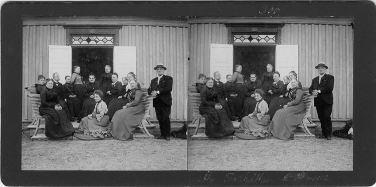 Gruppfoto framför disponentbostaden Åker, Trollhättan 1902