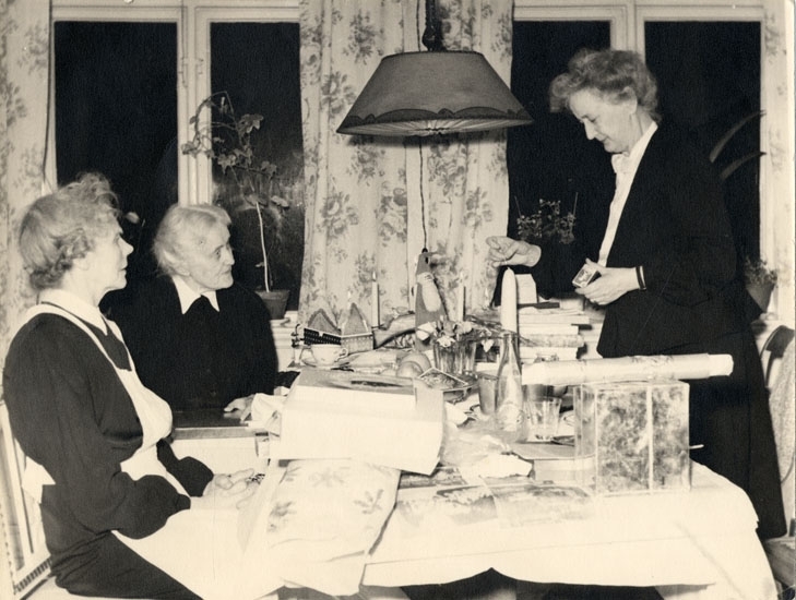 Enligt text på baksidan "Julafton 1949, sista julen Elida var i livet".
från vänster Selma (Johansson?), "jungfru" hos Elida, Lidda Djursson och Herta Källander, bägge födda Ekstrand.