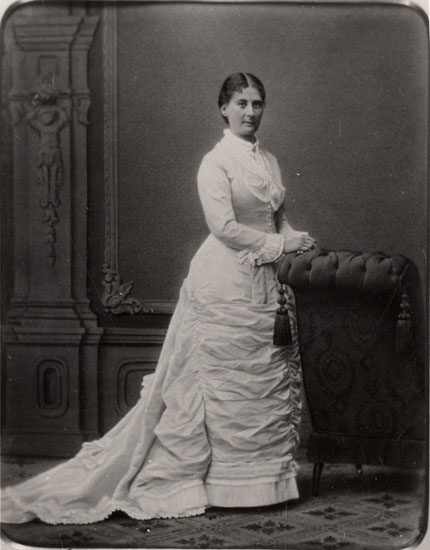 Porträtt av Pauline Berg iförd brudklänning, 1879