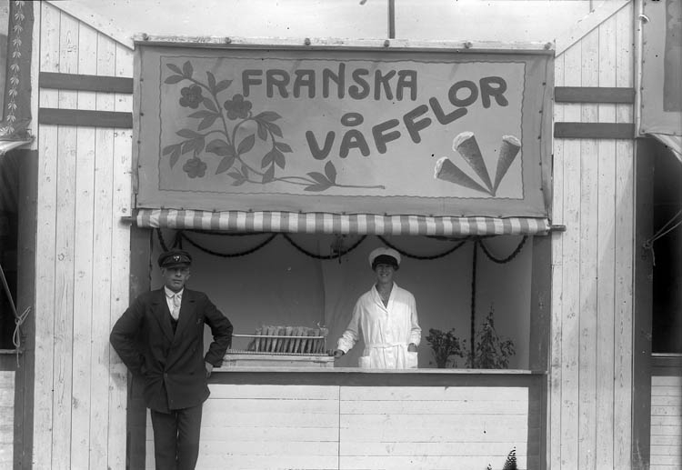 "Franska våfflor" till försäljning i stånd på Uddevallautställningen 1928