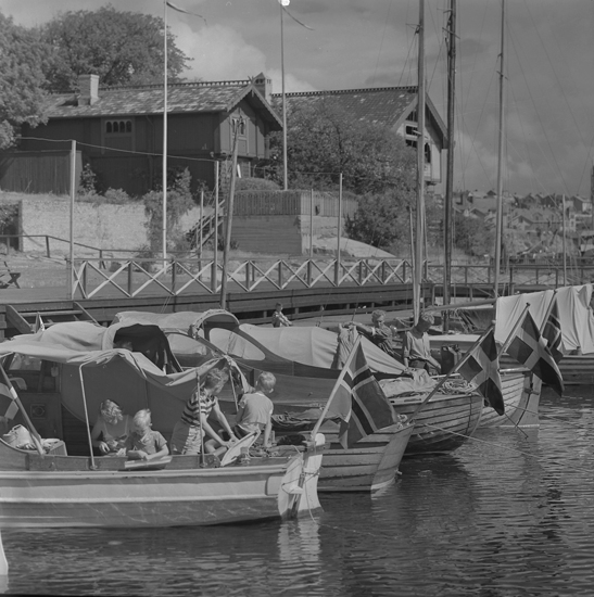 Norska och svenska fritidsbåtar nedanför Curmans villor, Lysekil