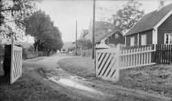 Porten til Fossum gård.