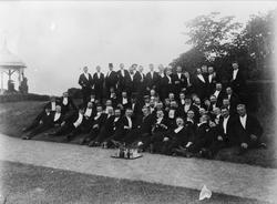 Hageselskap på Sinsen gård.