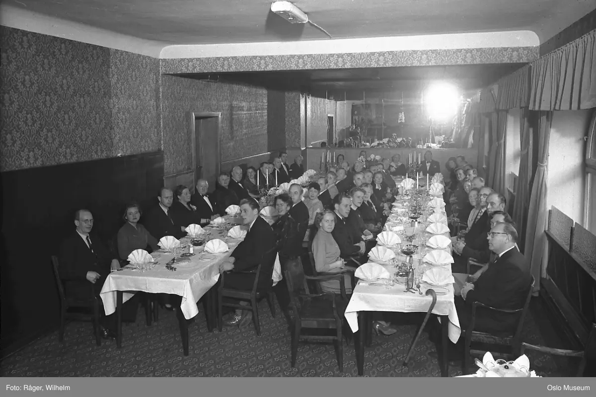 Selskap på Restaurant Original Pilsen. N Oslo Museum /N DigitaltMuseum