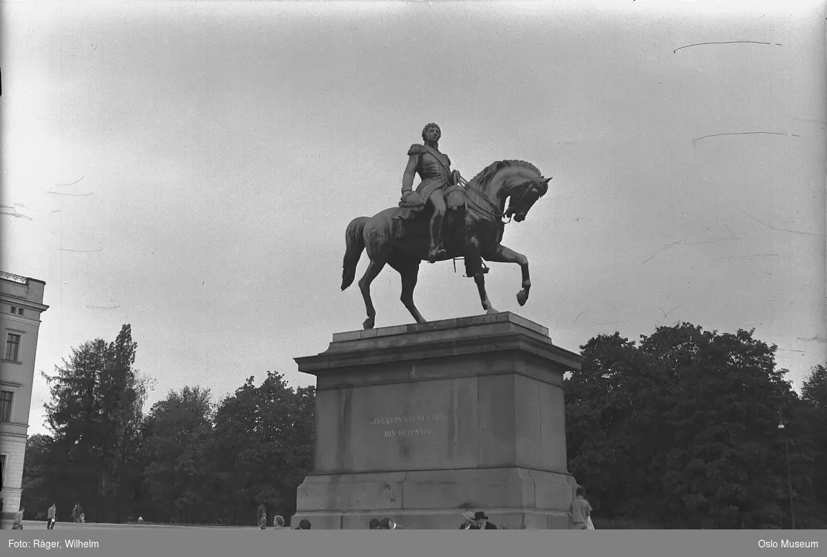 Karl Johan-monumentet, rytterstatue, sokkel, mennesker