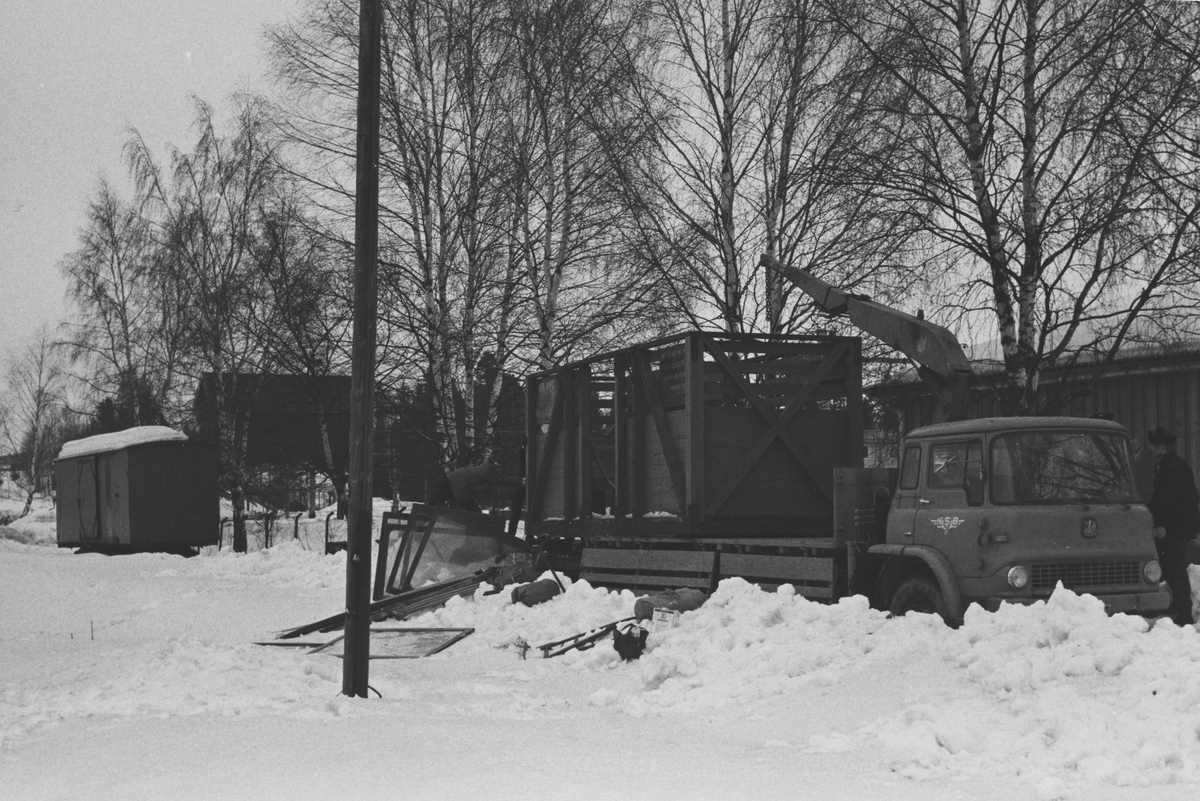 Godsvognene To1 med løftekasse 204 og Go26 sto hensatt i Sørumsand sentrum etter at de ble flyttet fra Sørumsand Verksteds område. Løftekasse 204 transporteres pr. lastebil til museumsbanen.