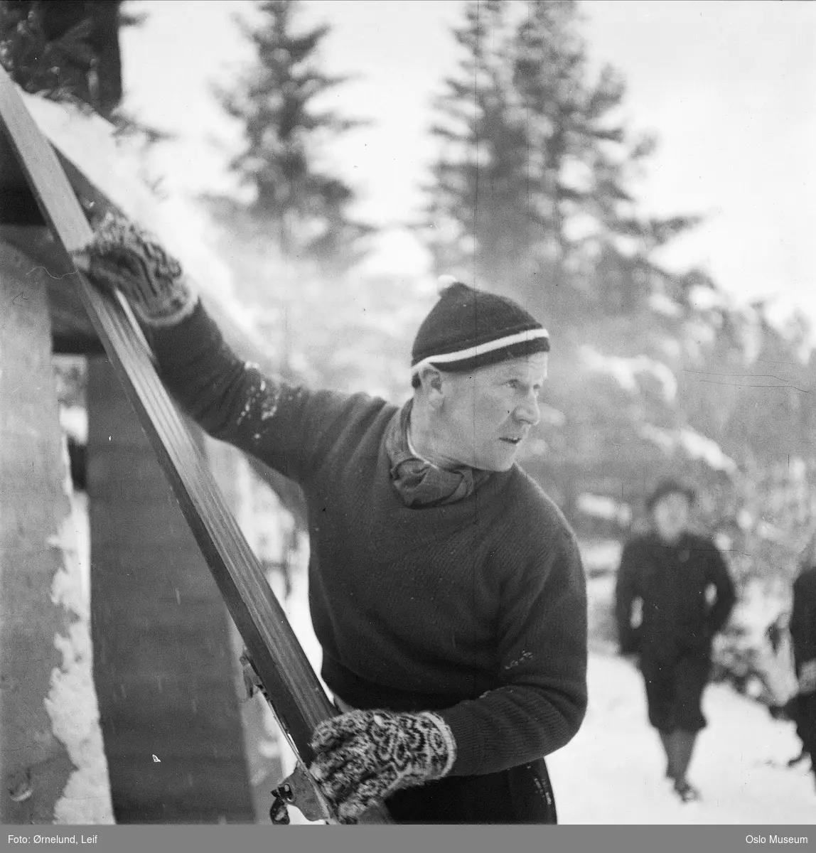 mann, skihopper, stående halvfigur med ski, smøring av ski