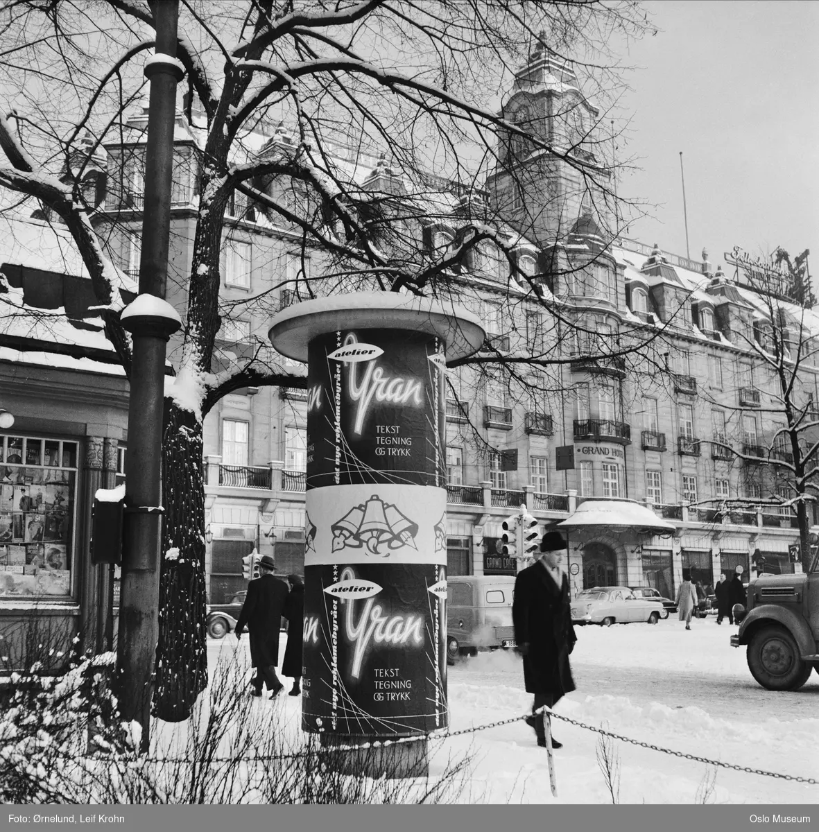 reklamesøyle, reklame for Atelier Yran, kiosk, Grand Hotel, biler, mennesker, snø