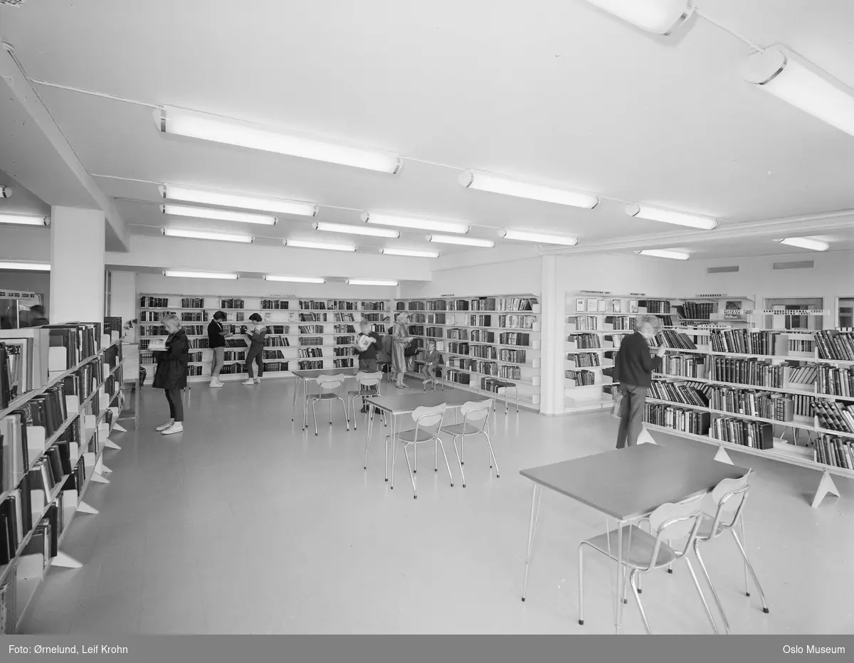 Deichmanske bibliotek, avdeling Veitvet, interiør, mennesker