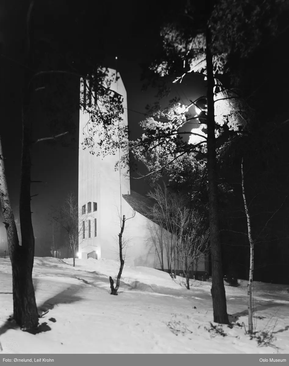 Nordberg kirke, skog, snø, nattemørke
