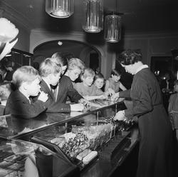 Nationaltheatret, interiør, publikumsfoajé, publikum, sjokol