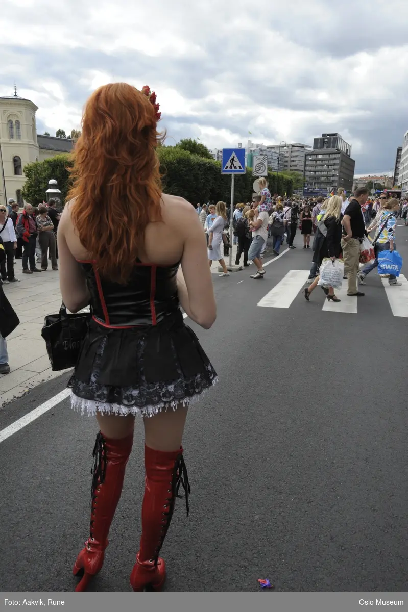Fotodokumentasjon av Homoparaden 2008. Mennesker, opptog, parade, kostymer, kjøretøy, tilskuere, bannere, paroler, parykker, sminke.