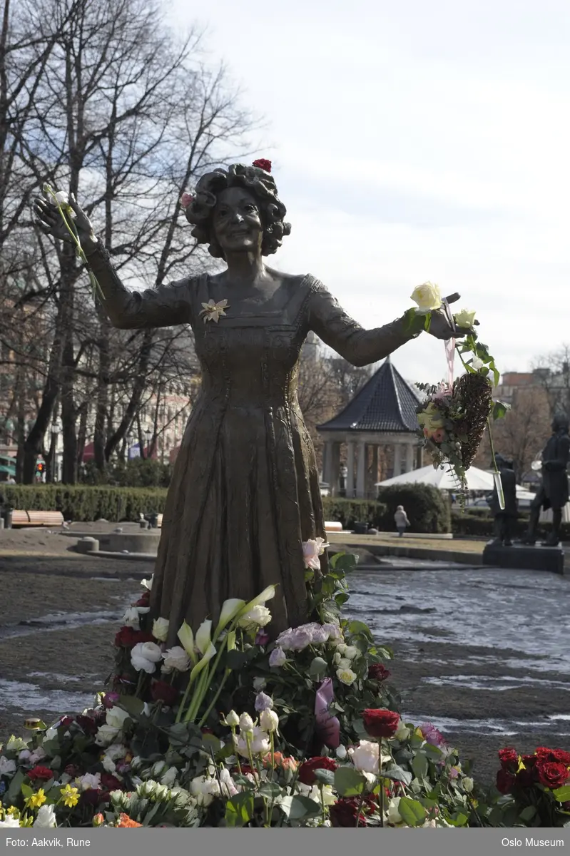 Fotodokumentasjon av Wenche Foss statue iforb med hennes bortgang, Nationaltheatret.