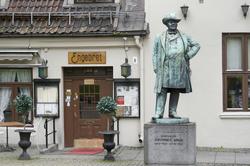 Brynjulf Bergsliens skulptur av Johannes Brun.