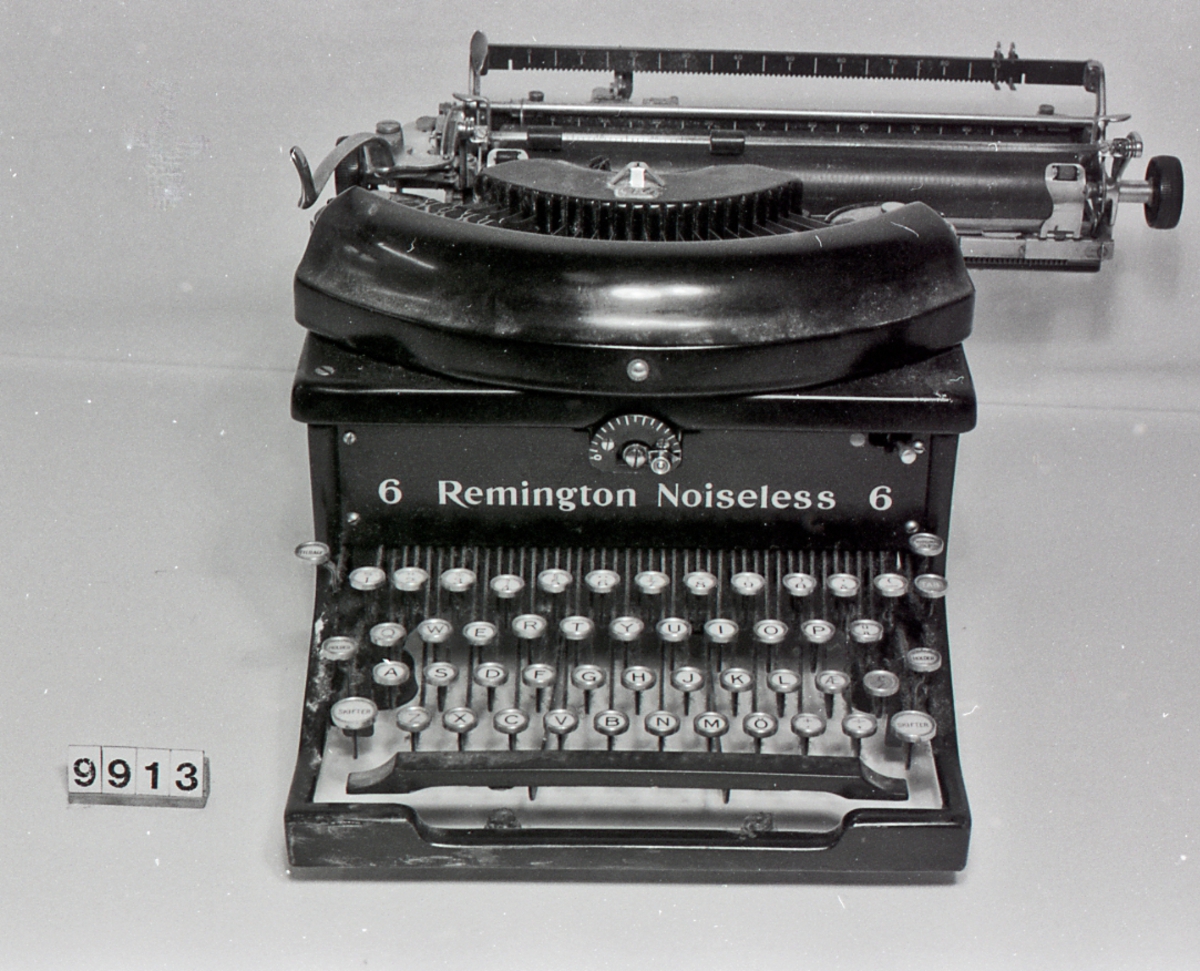 Remington Noiseless 6 skrivemaskin med overtrekk.