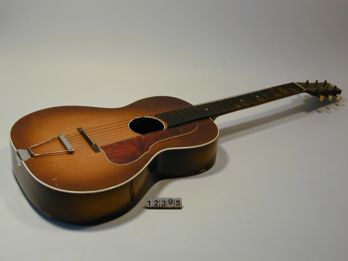 Form: Oval gitarkasse, sammentrykket på midten.
