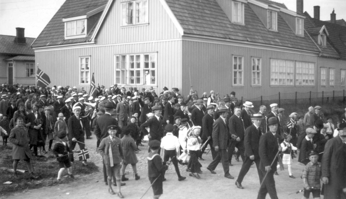 Russetoget på vei ut fra Havnaberg skole en 17. mai i 1920-årene. Denne gang er det bla.annet skipsreder Sunfør som er karikert på en plakat med teksten: "Sunfør har forskrevet sig".