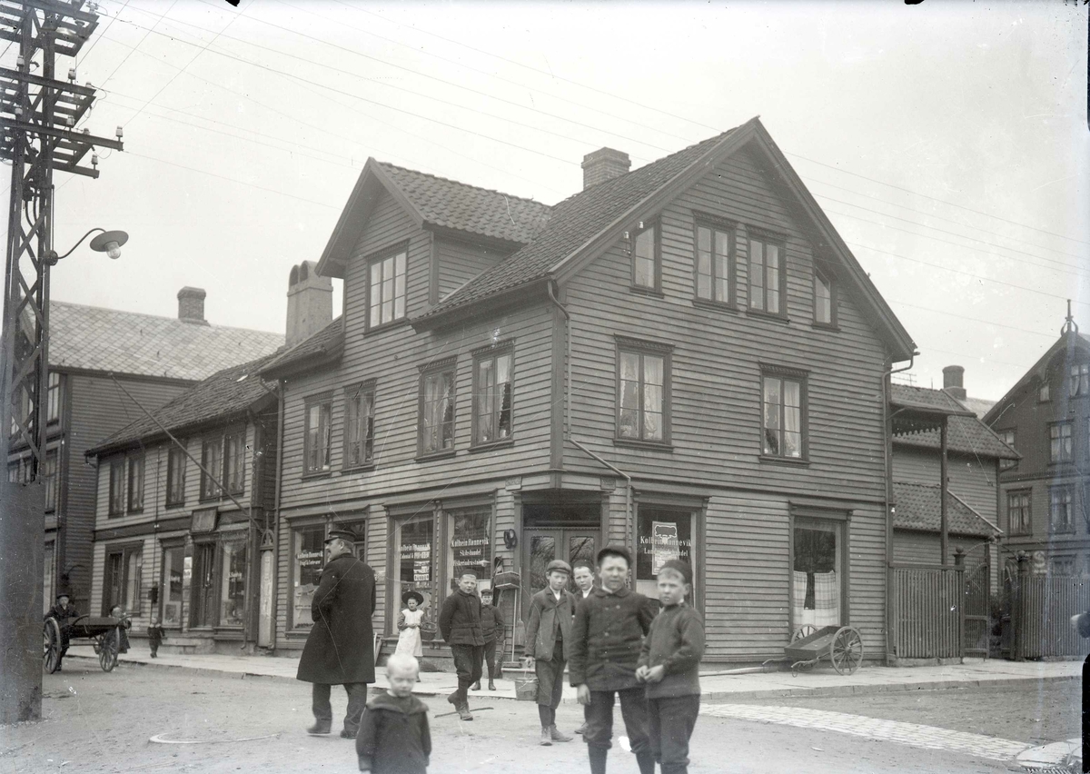 Kolbein Rønneviks forretning - landhandel, kolonial, skipshandel og fiskeriutrustning -  på hjørnet Nygaten/Strandgt. (der Glitnebygget ligger nå).