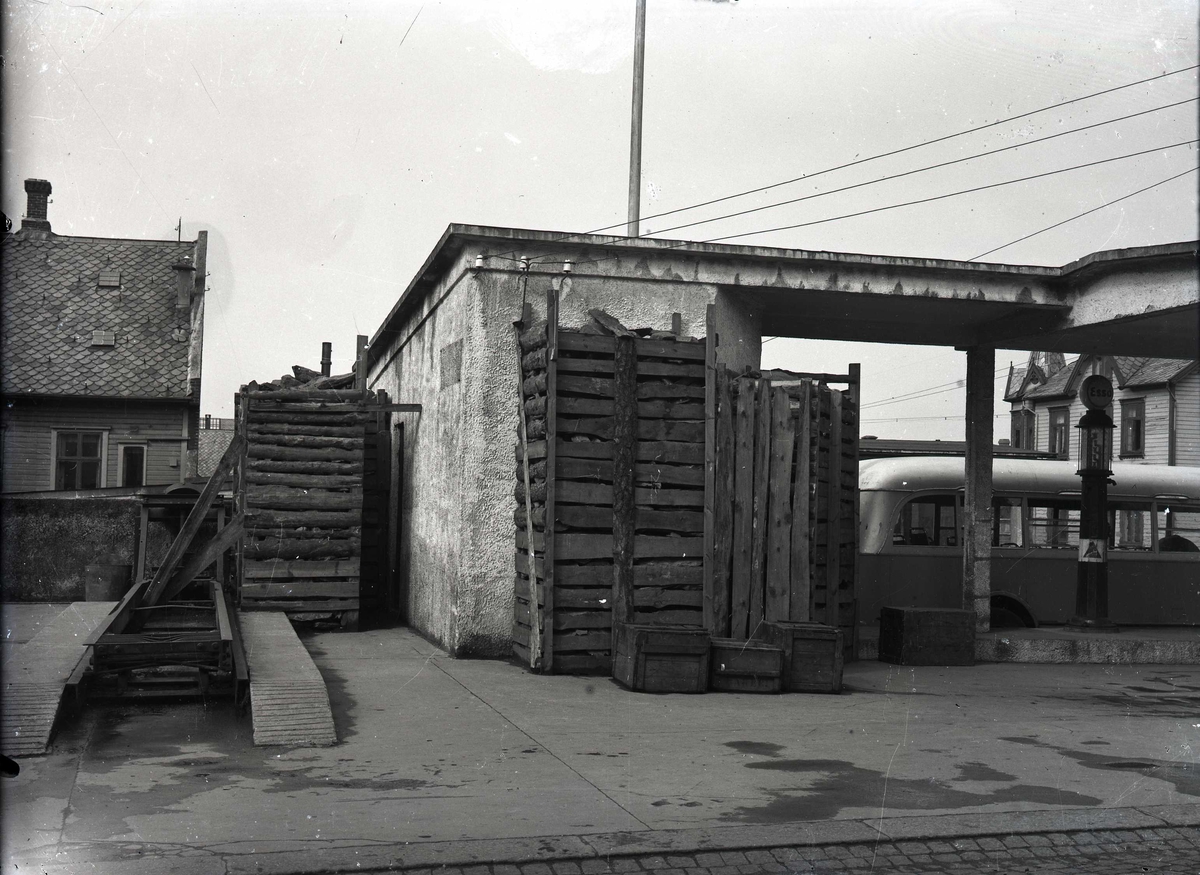 Tilfluktsrom på øvre sentralholdeplass. Fotografert fra Skåregt. Vinduer og dører er dekket med kasser fylt med stein eller sand.