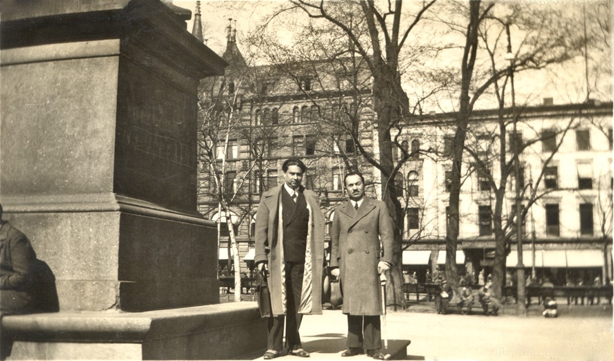 Moritz Rabinowitz og Goldberg ved statuen av Henrik Wergeland.