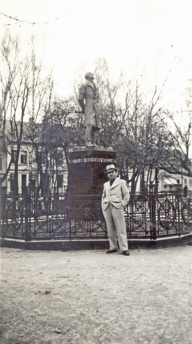 Moritz Rabinowitz foran Wergeland-statuen ved Domkirken i Kristiansand