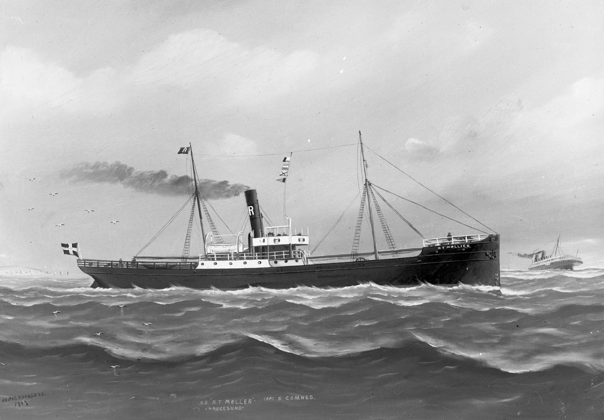 Lasteskipet D/S "A. T. Møller" fra Haugesund i åpent farvann. I bagrunnen skimtes et passasjerskip. "A. T. Møller" lastet blant annet kull.