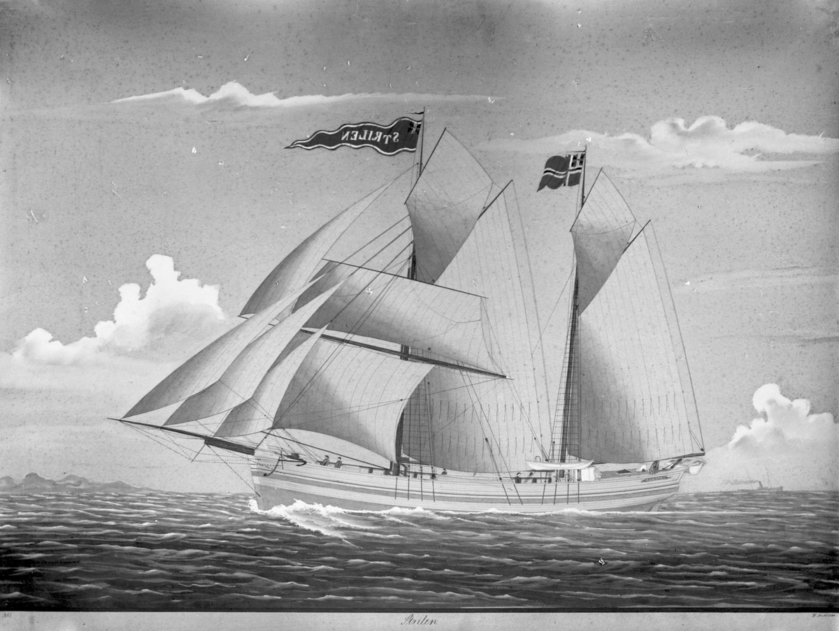 Avfotografert maleri av galeasen "Strilen" for fulle seil. Bak til venstre ligger land og bak til høyre går det en dampbåt.