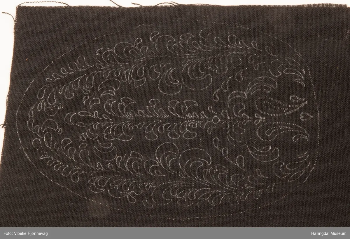 Stakketøy som er klart til brodering.  Mønster lagd av Turid Gislerud Liodden.  Stakk, lue og veske.
Se garnet og 5 eksempler på broderi i HFN 11943a-i (foto)