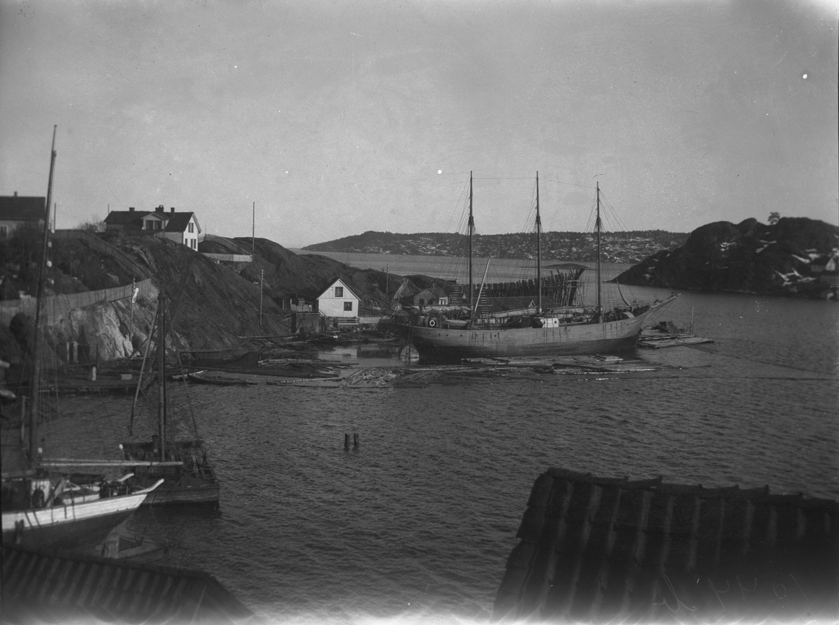Skipsbyggeri i Smedsbukta ca 1920. Kragerø