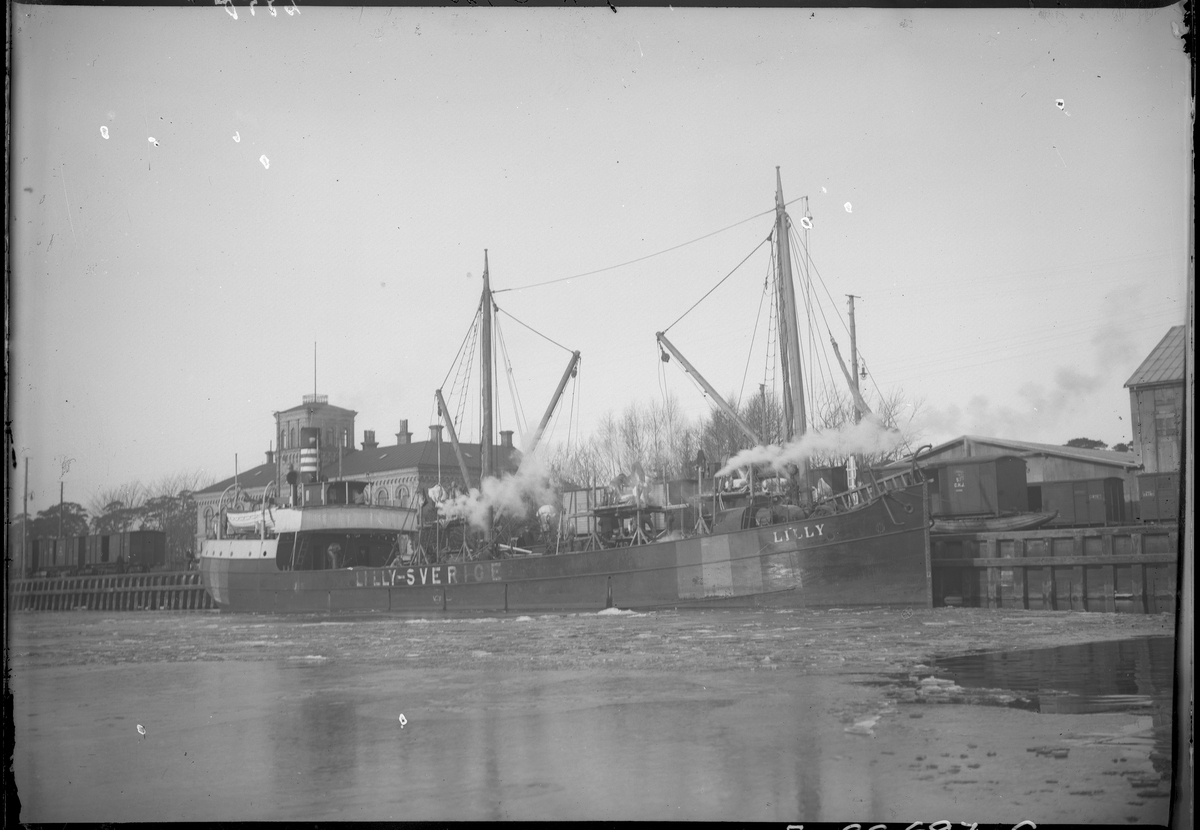 Lastångfartyget LILLY av Göteborg i Åhus hamn den 11 december 1918.