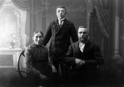 Studioportrett av en mann og kvinne med en ung gutt.