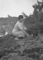 Skogstur - kvinne tenner kaffekoker 14 Juli 1935