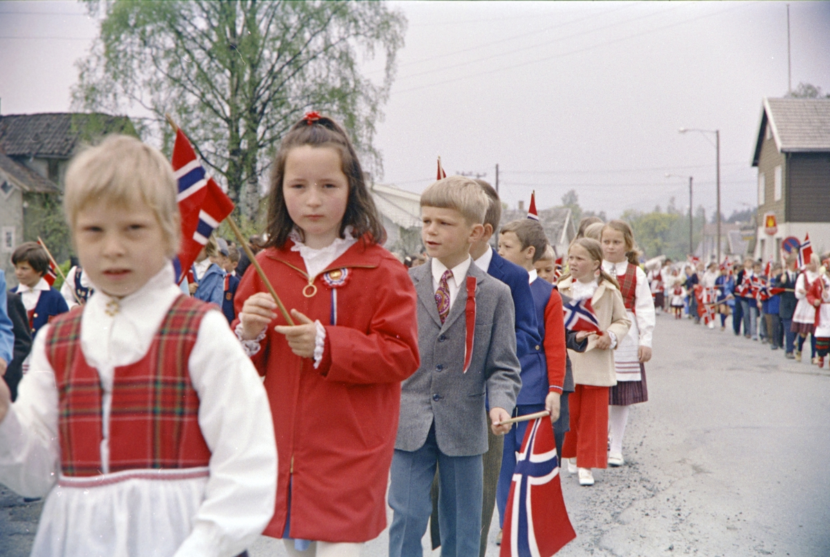 Brumunddal, 17 mai feiring. Barnetoget i Nordåsvegen.
Nasjonaldag.