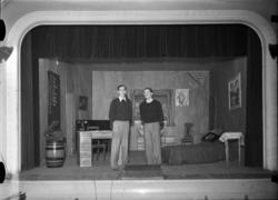 Teater/ forestilling, skuespill, to unge menn på scenen