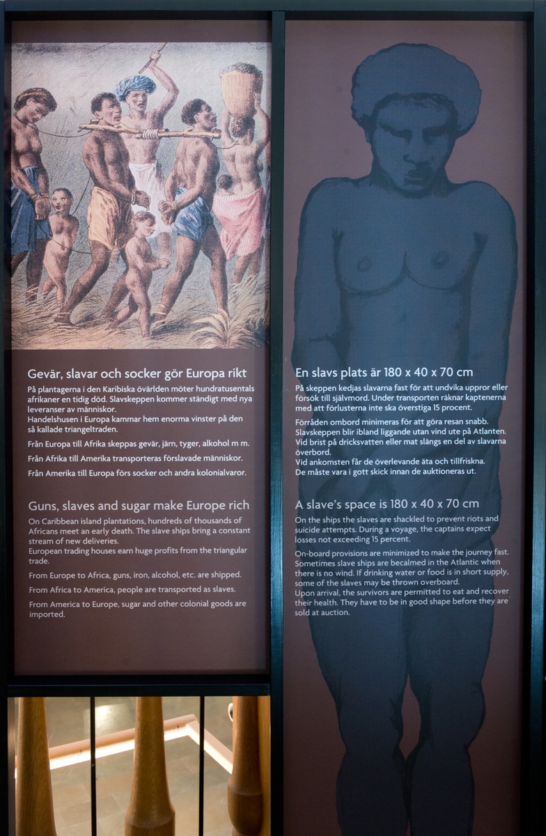 Vandringsutställningen "En dunkel historia" om den transatlantiska slavhandeln. Skylt med utställningstext.