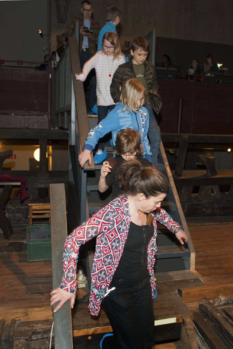 Familjevisning på Vasamuseet med ombordstigning