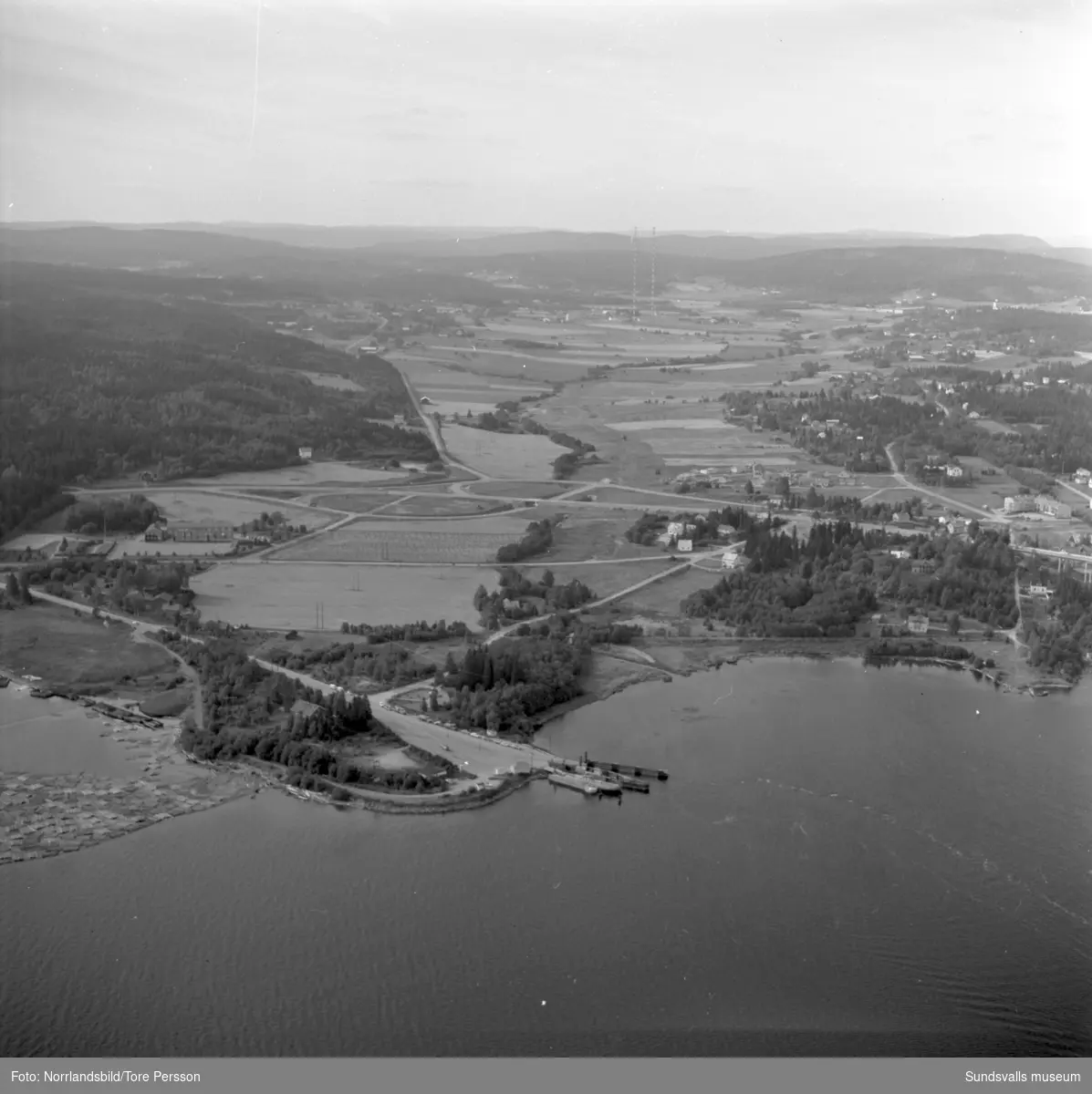 Flygfoton över färjeläget till Alnö samt vy över Ljustadalen.