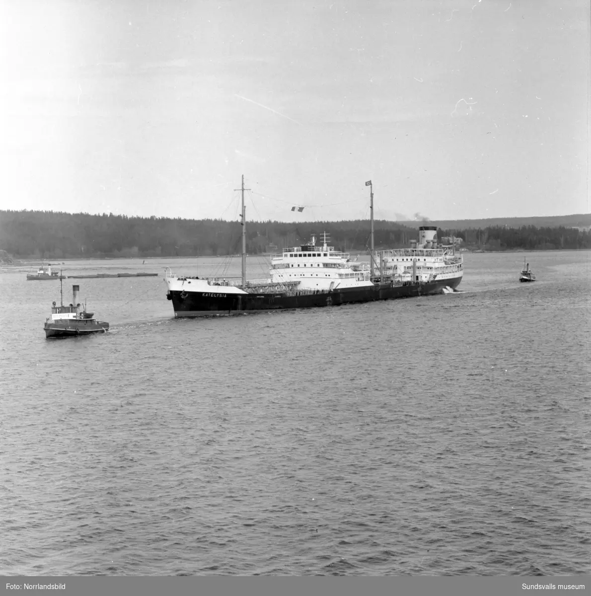 Massor av bilder på tankbåten Katelysia vid Vindskärsvarv. Exteriörer, interiörer, kapten, kabyss, maskinrum med mera.