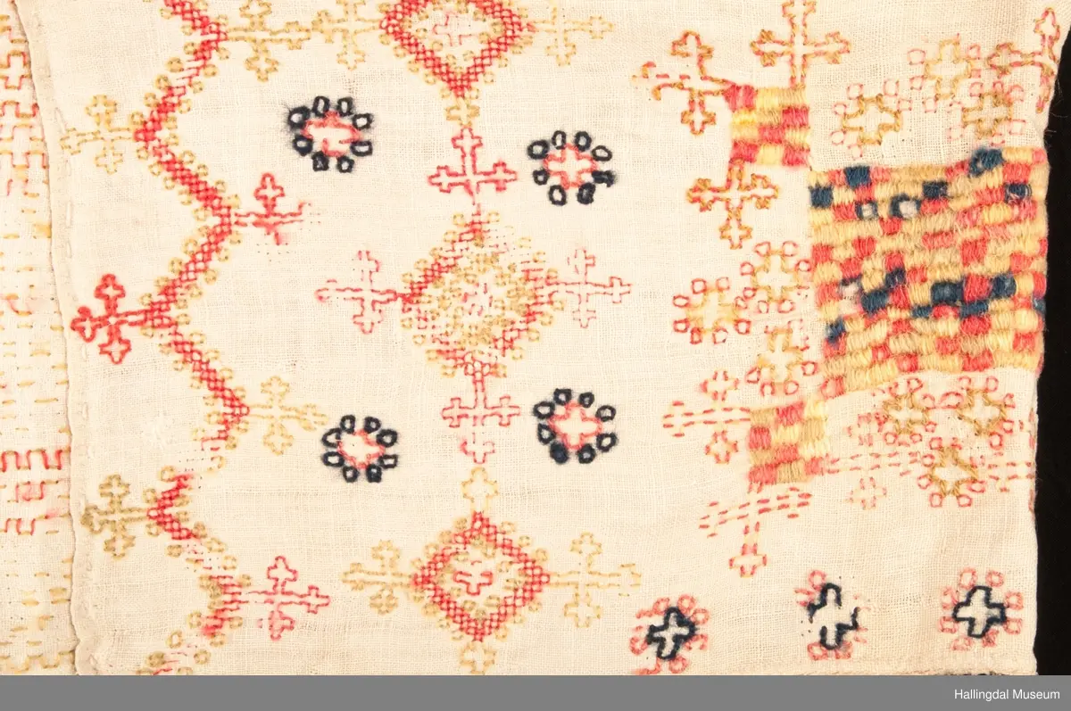 Broderiet er som broderiene på HFN 03538, samme signatur brodert på begge.
Opplysning fra gml. protokoll "Dilleklædning-til at klæ'-sætte omkring grøtdillen".