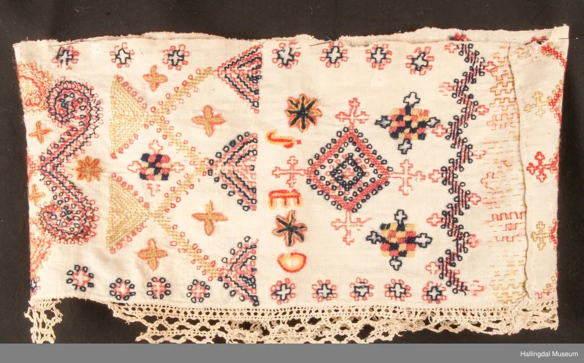 Broderiet er som broderiene på HFN 03538, samme signatur brodert på begge.
Opplysning fra gml. protokoll "Dilleklædning-til at klæ'-sætte omkring grøtdillen".