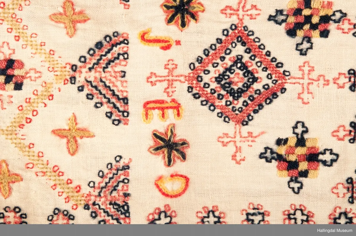 Broderiet er som broderiene på HFN 03538, samme signatur brodert på begge.
Opplysning fra gml. protokoll "Dilleklædning-til at klæ'-sætte omkring grøtdillen".