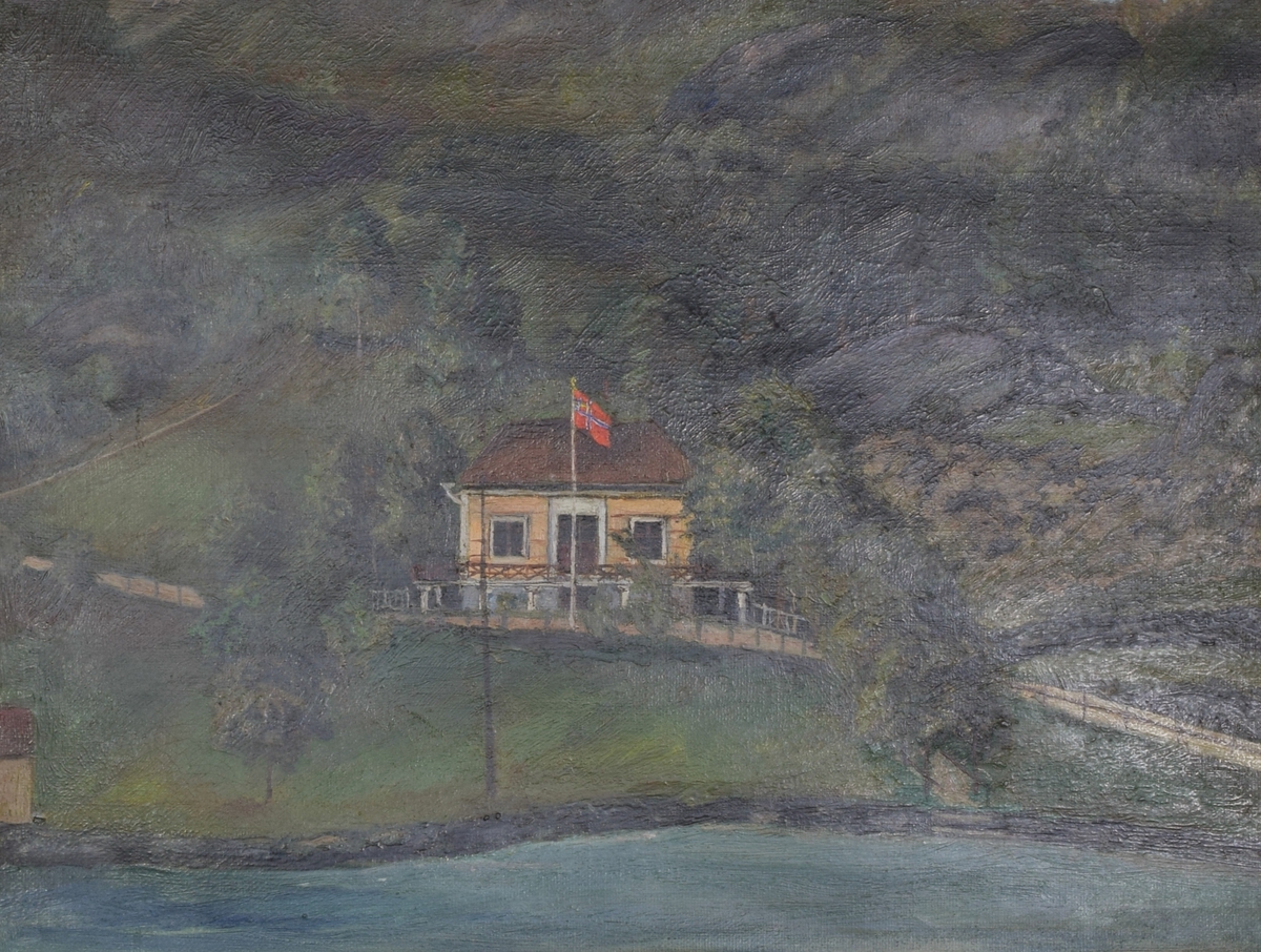Maleriet viser et gulmalt lite hus ved vannet. Huset ligger ved foten av et fjell eller berg.