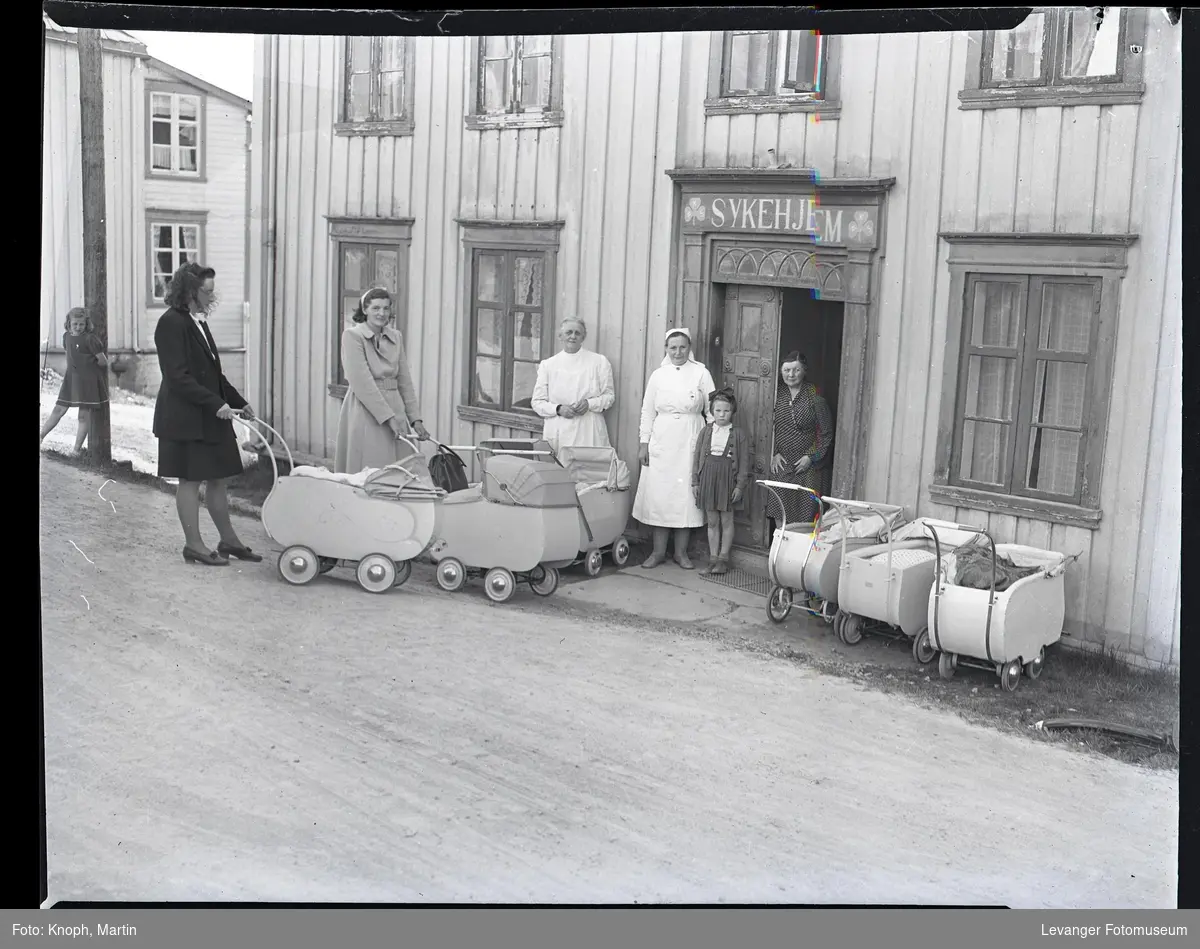 Småbarnsforeldre utenfor Steinkjer Sykeheim, fødehjemmet på Steinkjer
