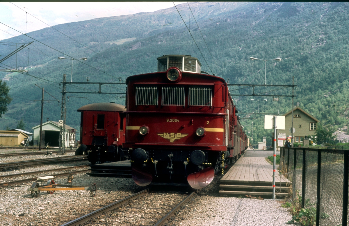 Flåm stasjon. NSB Elektrisk lokomotiv El 9 2064.