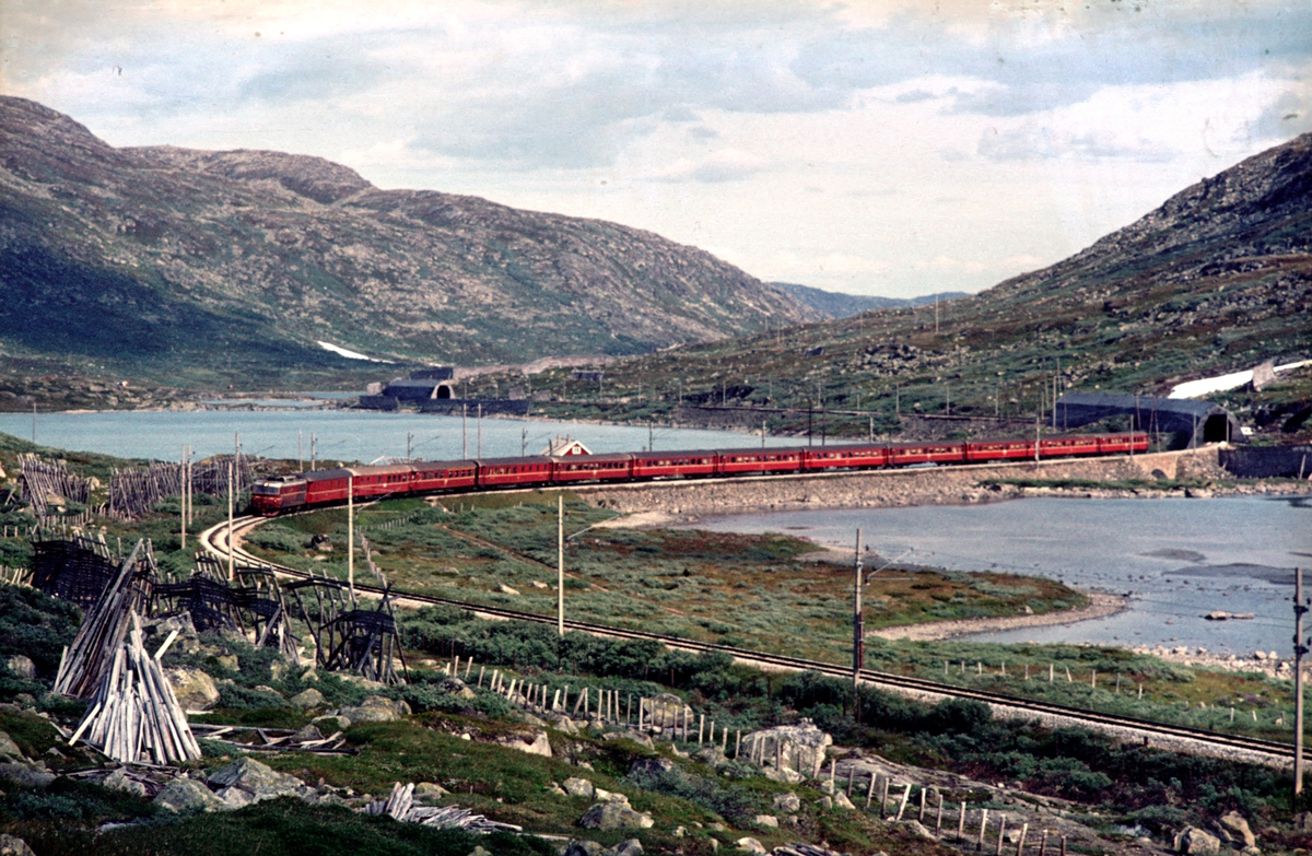 Rallarvegen ved Storurdi mellom Haugastøl og Finse. Tog 601 Oslo Ø - Bergen. Lokomotiv type El 14 og vogner av type 3.