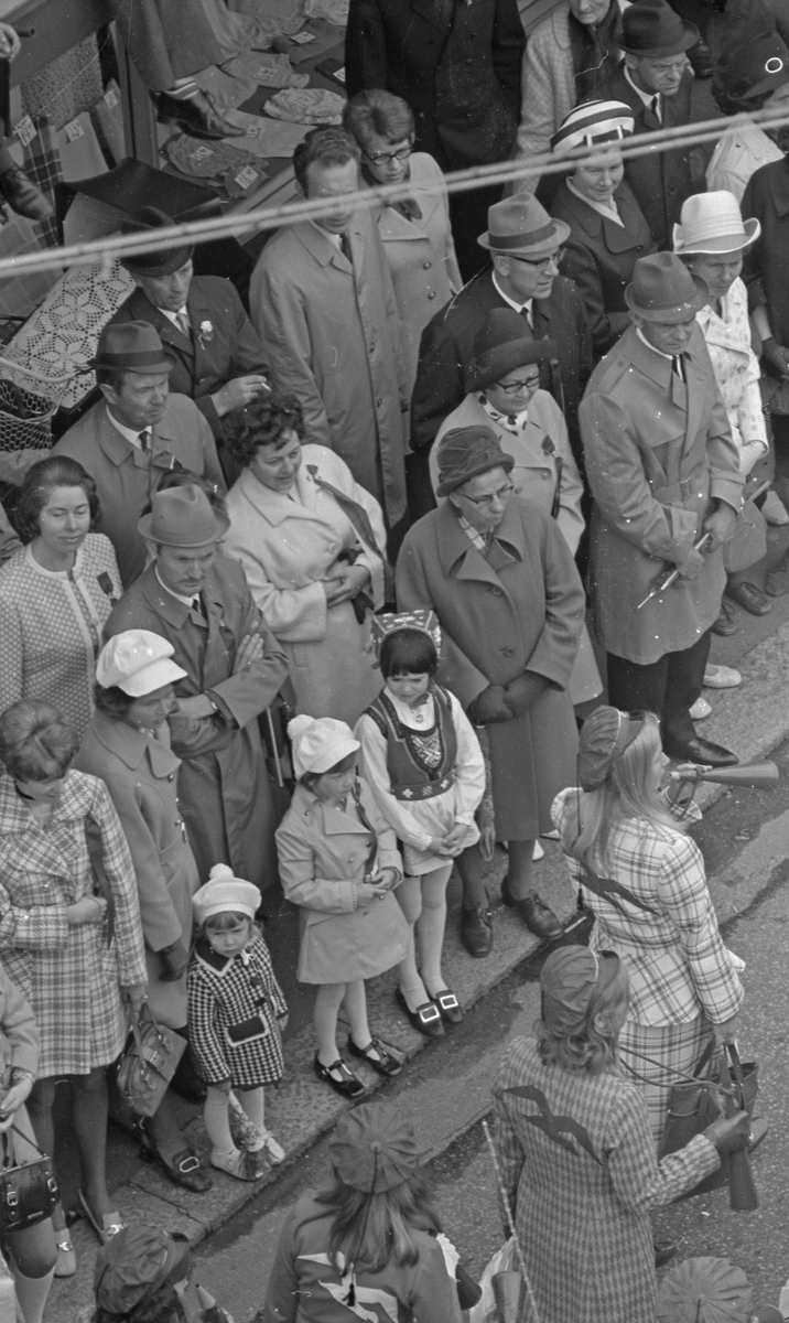 17. mai - 1971.   Del 7 av 7.  Dagens taler. Folkeliv, korps, barne-, folke- og russe-tog. Kransenedleggelse.