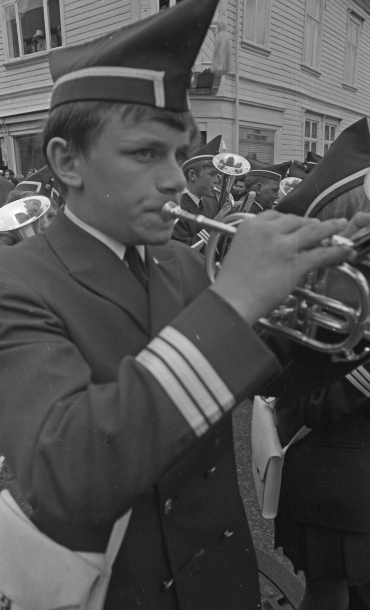 17. mai - 1971.   Del 7 av 7.  Dagens taler. Folkeliv, korps, barne-, folke- og russe-tog. Kransenedleggelse.